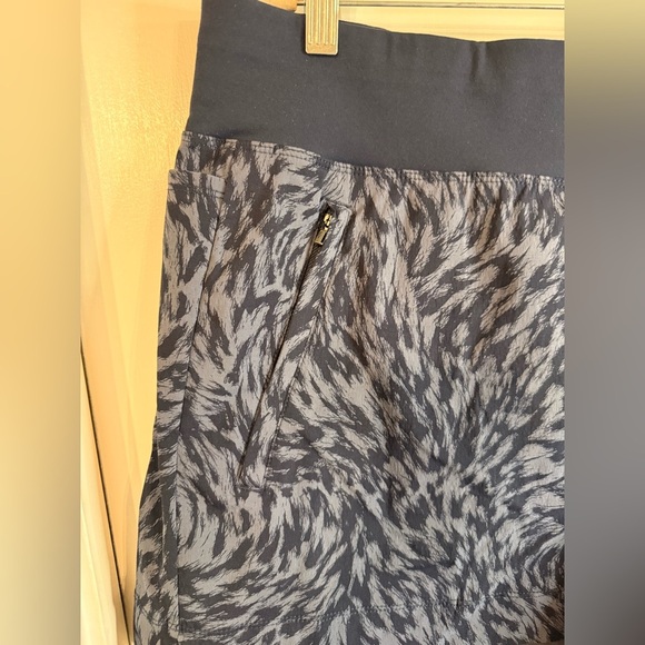 NWT Athleta Women’s Trekkie North NVLX Printed Shorts - Size 20 - Picture 3 of 9